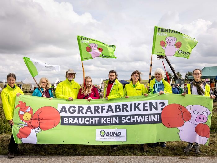 Demonstration mit Banner "Agrarfabriken braucht kein Schwein"
